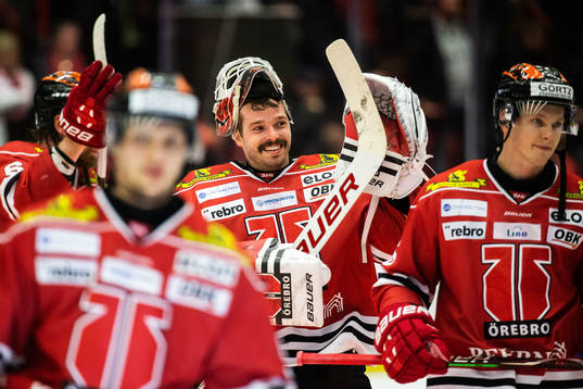 Örebros målvakt Dominik Furch  jublar