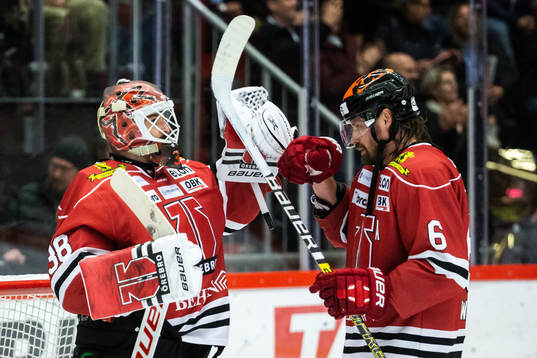 Örebros målvakt Dominik Furch och Stefan Warg jublar