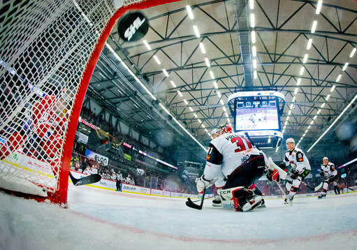 Örebros Shane Harper gör 2-0 på Malmö Redhawks målvakt
