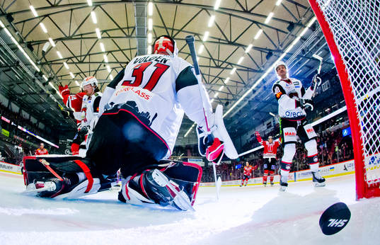 Örebros Sakari Salminen gör 3-2 på Malmö Redhawks