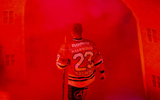 Örebros Sakari Salminen på väg ut på isen genom Örebro
