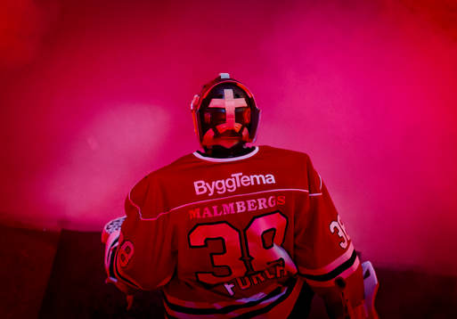 Örebros målvakt Dominik Furch på väg ut på isen genom