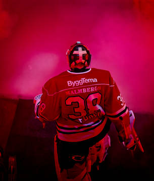 Örebros målvakt Dominik Furch på väg ut på isen genom