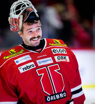 Örebros målvakt Dominik Furch är glad