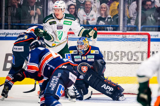 Färjestads Gustav Rydahl oroar framför Växjös målvakt