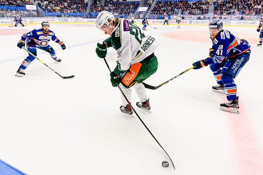 Färjestads Linus Arnesson mellan Växjös Tim Erixon och