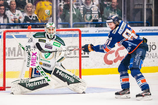 Växjös Fredrik Karlström och Färjestads målvakt Markus