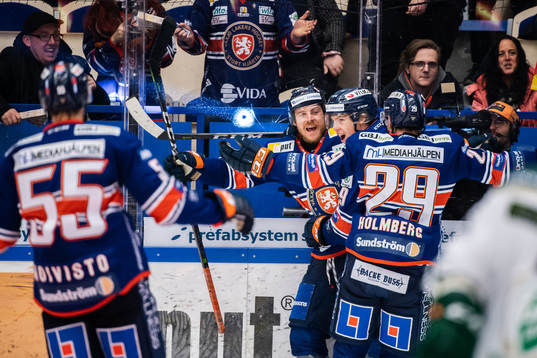 Växjös Erik Josefsson jublar med lagkamrater