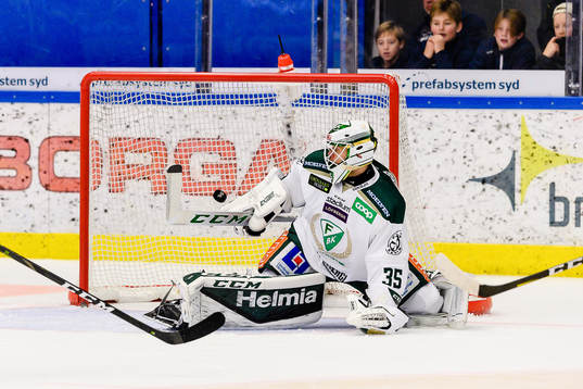 Växjös Miika Koivisto (ej i bild) gör mål 3-2 bakom