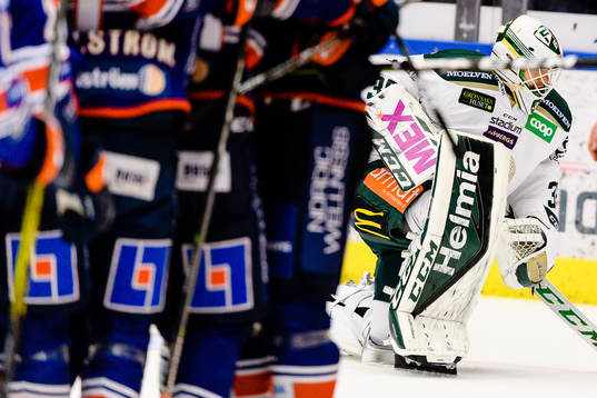 Färjestads målvakt Markus Svensson deppar