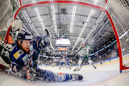 Växjös Brendan Shinnimin krockar med Färjestads målvakt