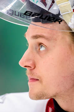 Frölundas målvakt Johan Mattsson innan  ishockeymatchen i