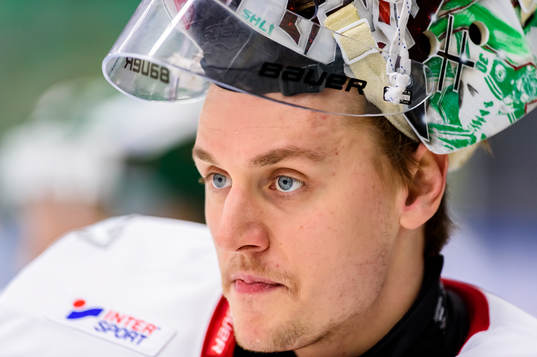 Frölundas målvakt Johan Mattsson innan  ishockeymatchen i