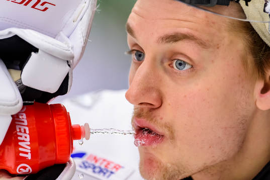 Frölundas målvakt Johan Mattsson innan  ishockeymatchen i