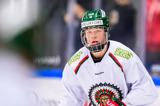 Frölundas Lucas Raymond innan ishockeymatchen i SHL mellan