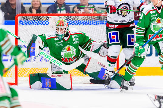 Rögles målvakt Roman Will räddar ett skott