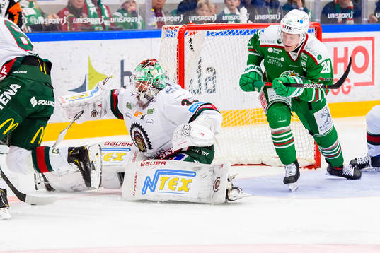 Frölundas målvakt Johan Mattsson och Rögles  Anton