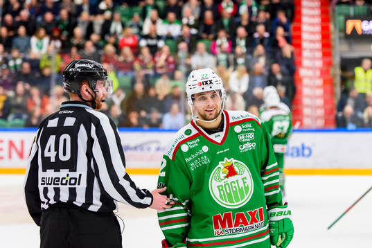 Rögles Daniel Zaar i samspråk med Linjedomare Anders