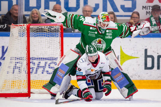 Frölundas Joel Mustonen och Rögles målvakt Roman Will