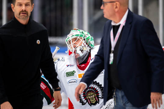 Frölundas målvakt Johan Mattsson har ont