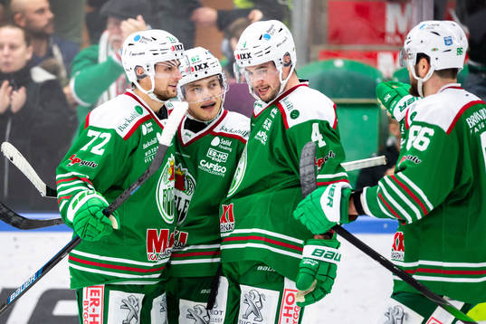 Rögles Leon Bristedt jublar med lagkamrater