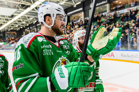 Rögles Eric Gelinas  jublar