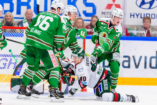 Rögles Niklas Hansson och Adam Edström håller bort