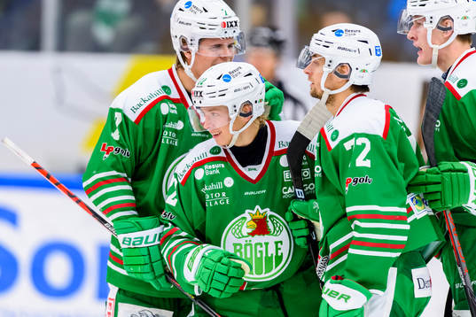 Rögles Samuel Jonsson jublar tillsamman med lagkamrater