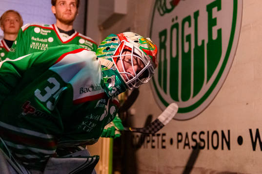 Rögles målvakt Roman Will innan ishockeymatchen i SHL
