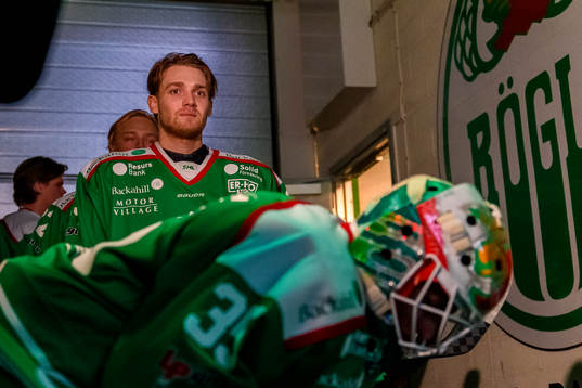 Rögles Simon Ryfors  innan ishockeymatchen i SHL mellan