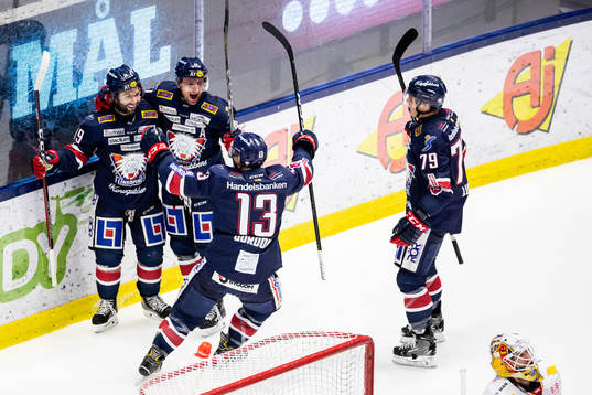 Linköpings Joe Whitney jublar med lagkamrater