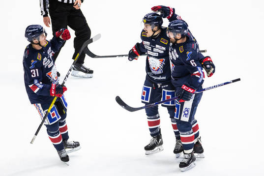 Linköpings Jonas Holös jublar med lagkamrater