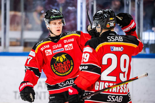 Luleås Isac Brännström och Erik Gustafsson jublar