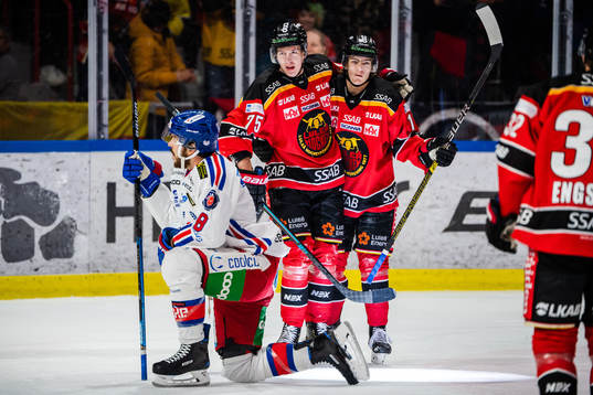 Luleås Arttu Ilomäki och Isac Brännström jublar