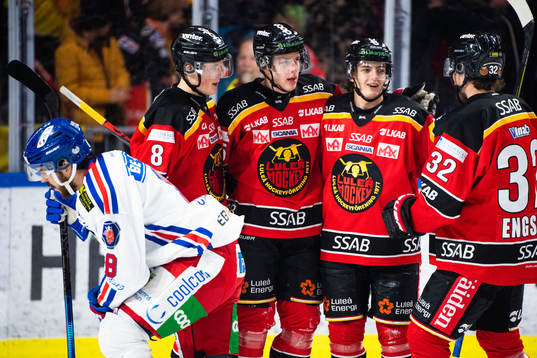 Luleås Isac Brännström jublar med lagkamrater