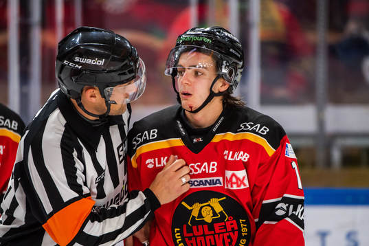 Luleås Isac Brännström blöder från hakan