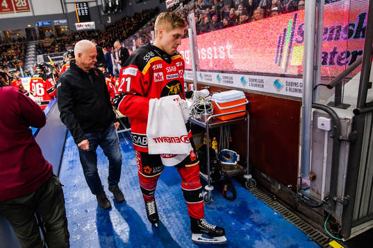 Luleås Juhani Tyrväinen lämnar isen