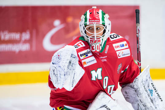 Modos målvakt Tindra Holm värmer upp