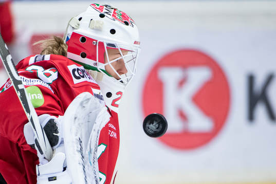 Modos målvakt Klara Peslarova värmer upp inför