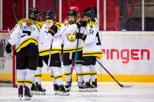 Brynäs Lara Stalder och Michela Cava jublar