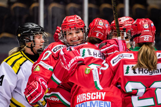 Modos Erica Rieder jublar med lagkamrater