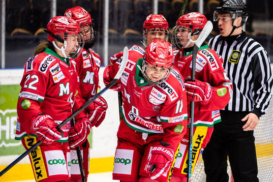 Modos Erica Rieder jublar med lagkamrater