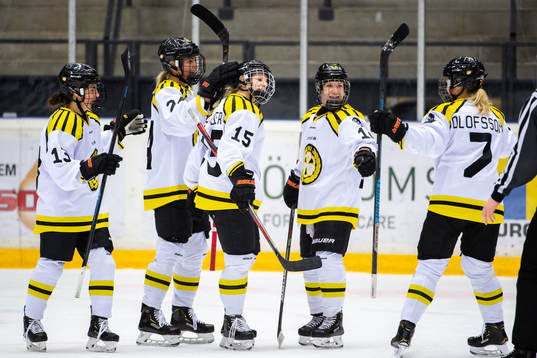 Brynäs Lara Stalder jublar med lagkamrater