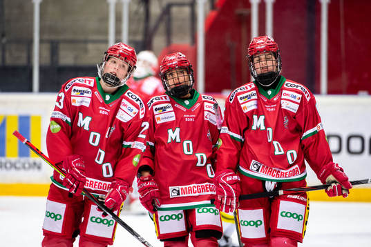 Modos Olivia Carlsson, Mina Waxin och Gracen Hirschy deppar