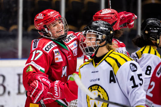 Modos Erica Rieder jublar med lagkamrater