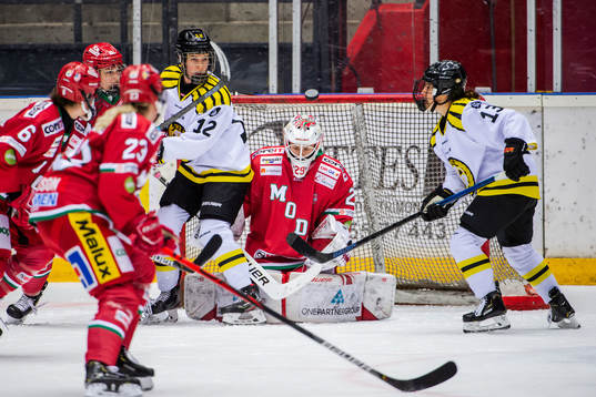 Brynäs Fanny Brolin och Michela Cava mot Modos målvakt