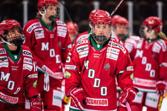 Modos Mina Waxin och Ronja Mogren deppar