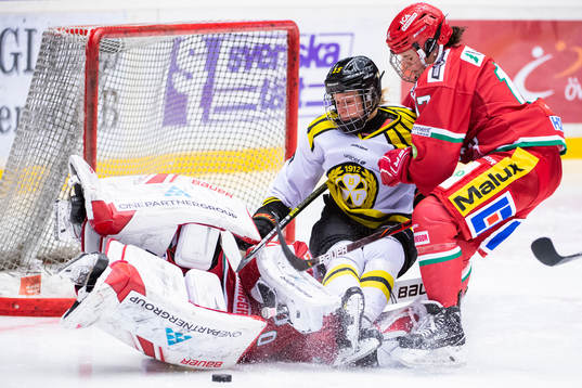 Modos målvakt Klara Peslarova, Brynäs Lara Stalder och