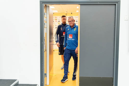 Pontus Jansson and head coach Janne Andersson of the