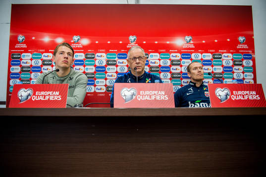 Sander Berge, Lars Lagerbäck, head coach of Norway, and